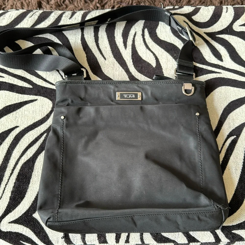 Tumi nylon crossbody bag in black I think it’s the voyager - Picture 4 of 16